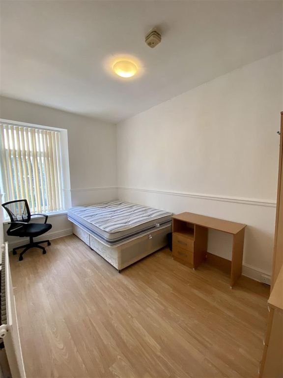 Property photo 2 of 6 Bright Double Bedroom With Ample Desk Space...