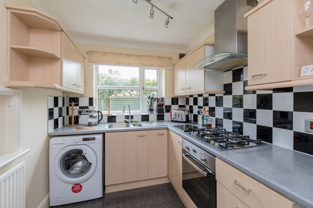 Property photo 3 of 7 Kitchen