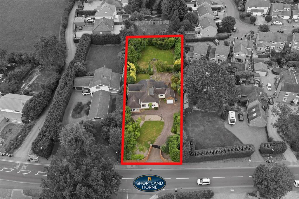 Property photo 2 of 60 Four Winds, Upper Eastern Green Lane (71 Of 71).Jp