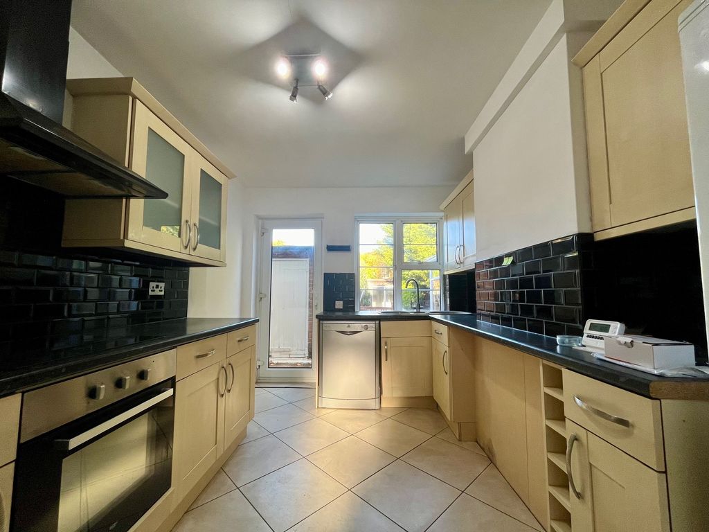 Property photo 3 of 11 Kitchen