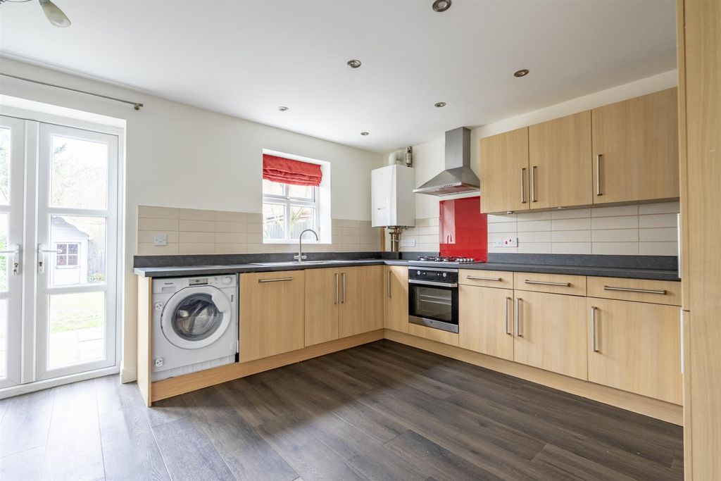 Property photo 3 of 11 Blacklee Close (4 Of 14).Jpg