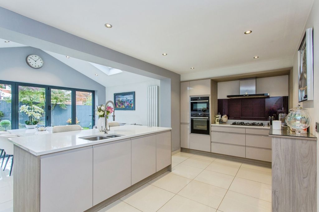 Property photo 3 of 27 Kitchen