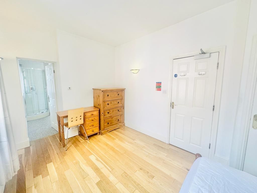 Property photo 2 of 9 Bedroom