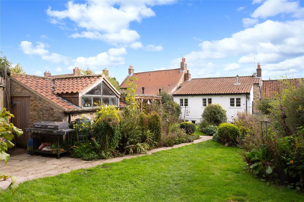 Property photo 2 of 16 Gardens