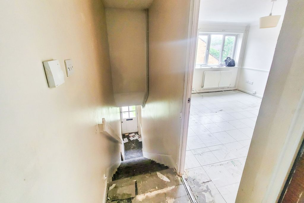 Property photo 3 of 11 5 Danziger Way, Borehamwood, Wd6 5Da