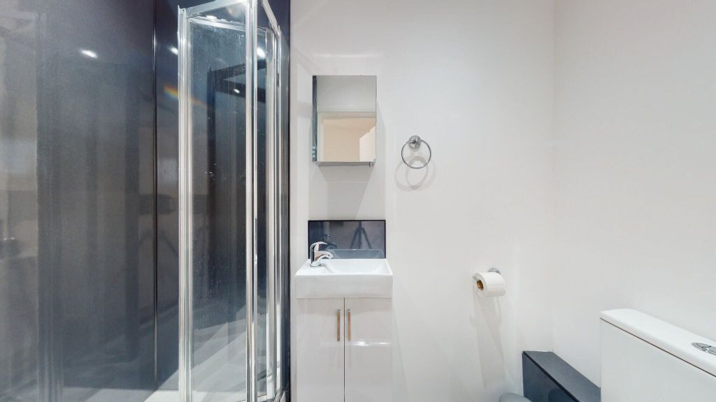 Property photo 3 of 9 Bathroom