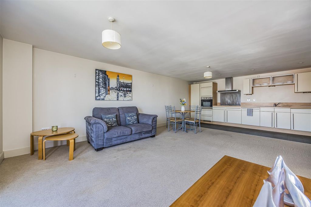 Property photo 2 of 13 Breacon House, Gunwharf Quays, Portsmouth-Porticom