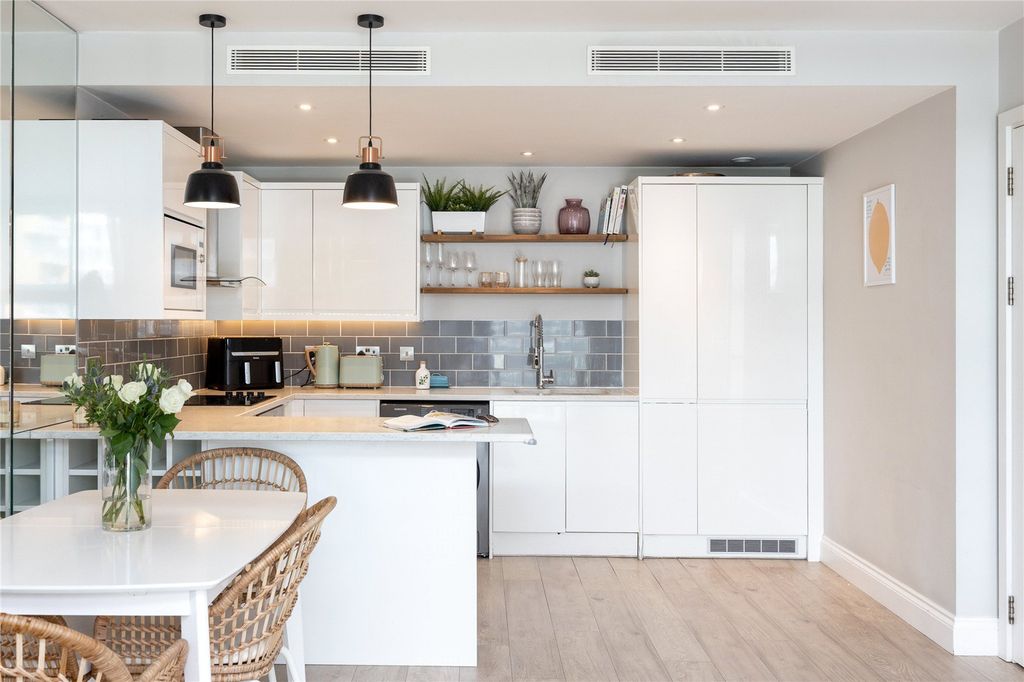 Property photo 2 of 11 Kitchen