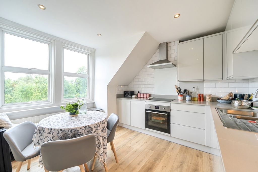 Property photo 3 of 9 1464393-18-6A0Dae...