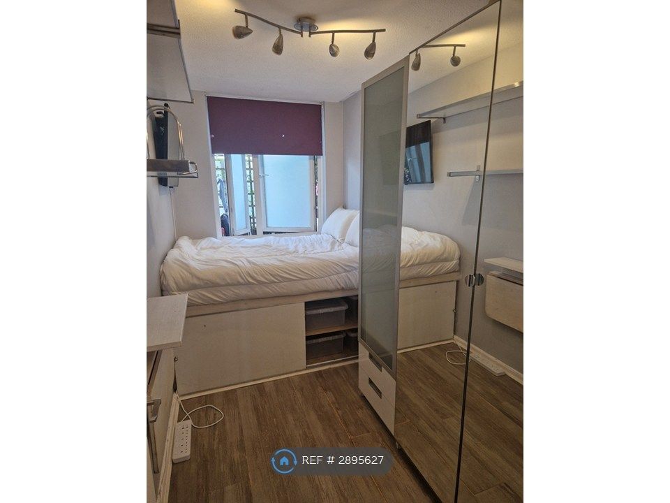 Property photo 2 of 6 Small Double £690