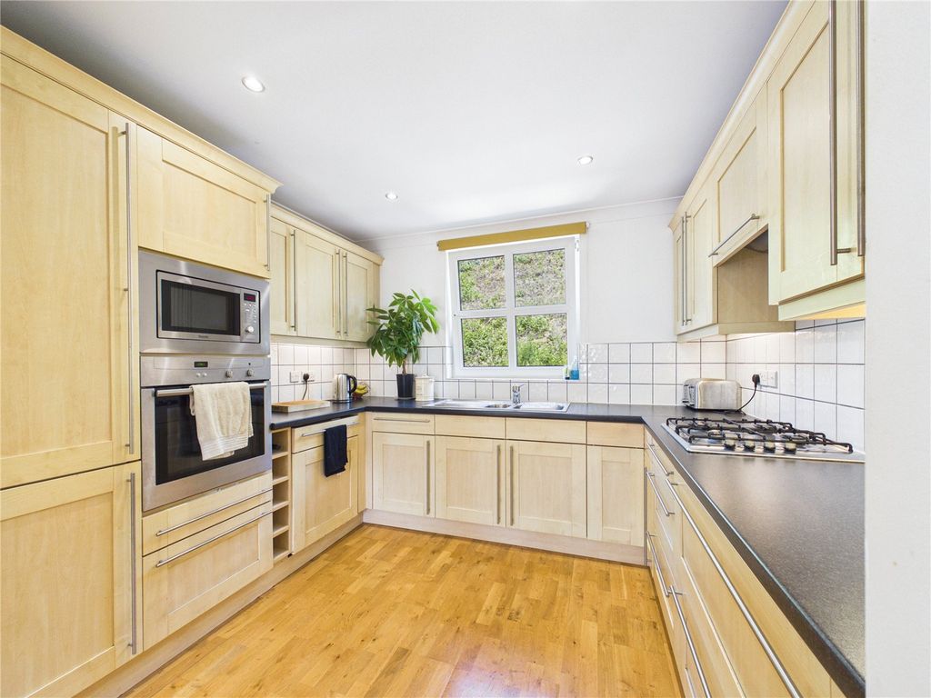 Property photo 3 of 31 Kitchen