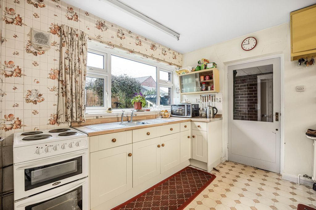 Property photo 3 of 28 Kitchen