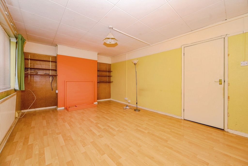 Property photo 3 of 13 Lounge