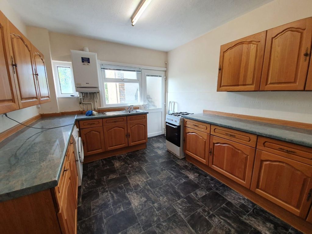 Property photo 3 of 8 Kitchen