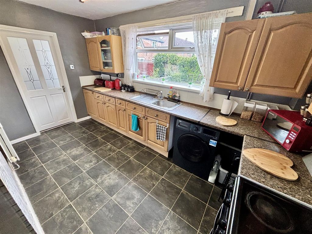 Property photo 3 of 12 Kitchen