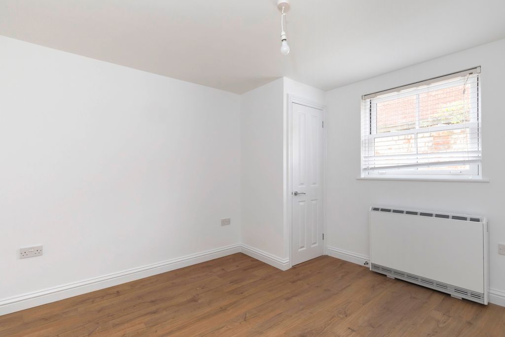 Property photo 3 of 8 Flat 6, 442-446 High St-09