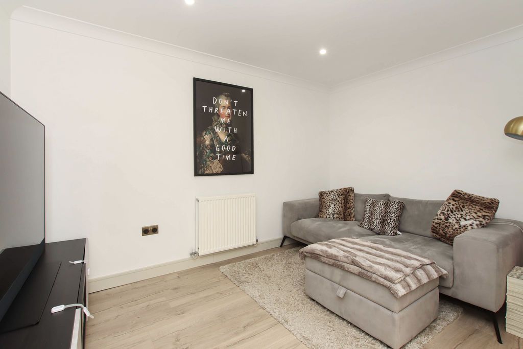 Property photo 3 of 12 Photo 8