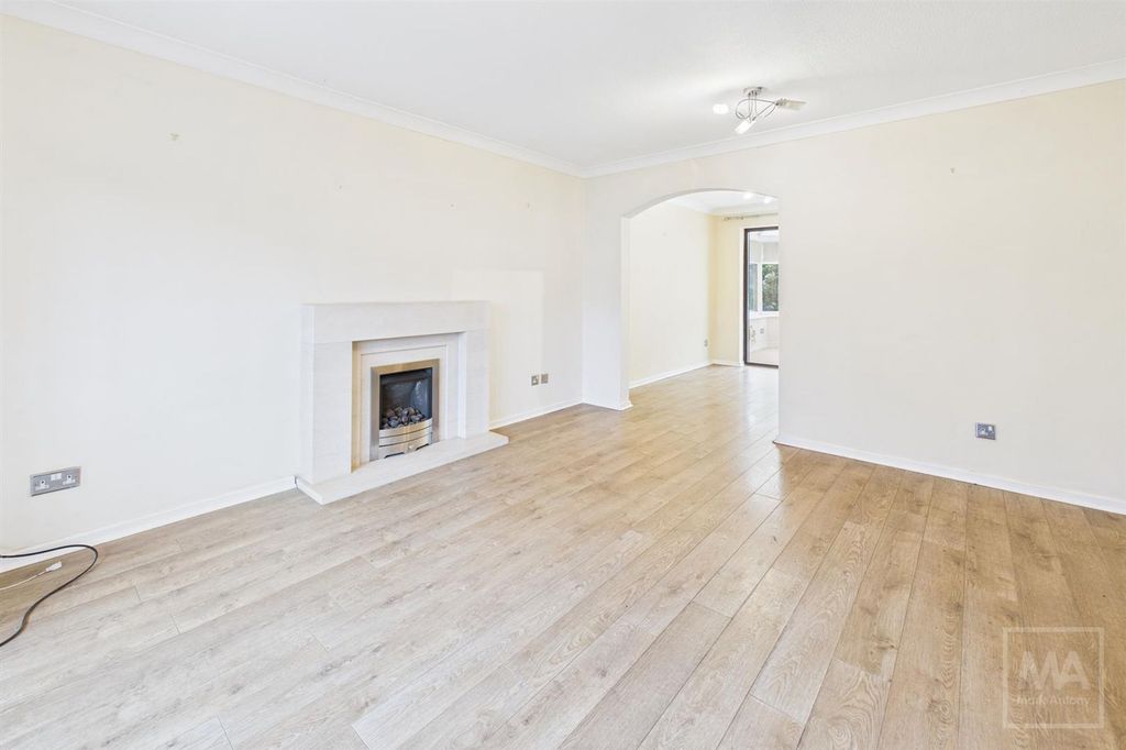 Property photo 2 of 17 Lounge