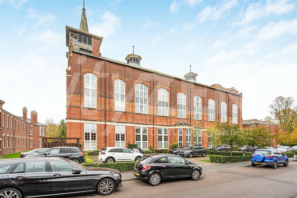 Property photo 2 of 25 West Hall