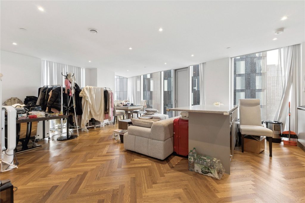 Property photo 3 of 16 Lounge