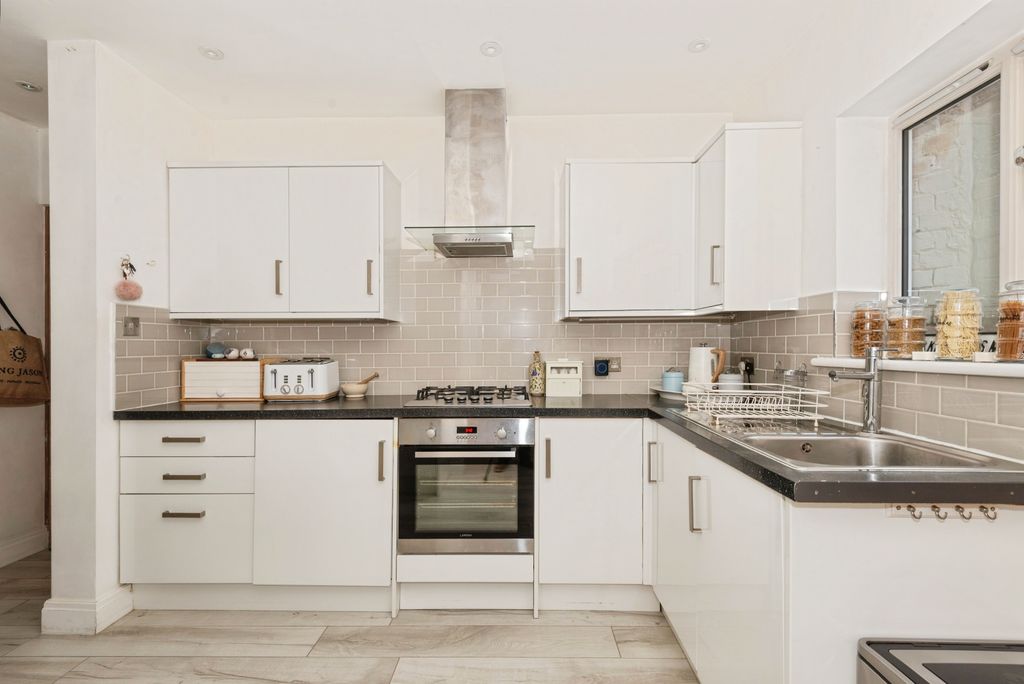 Property photo 3 of 10 Kitchen