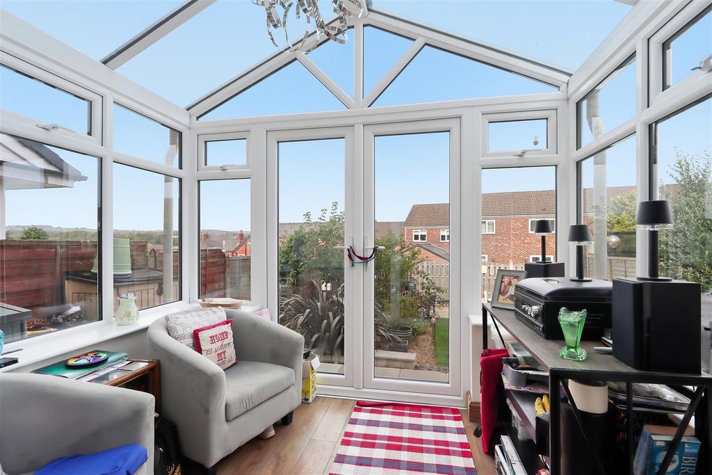 Property photo 3 of 18 Conservatory