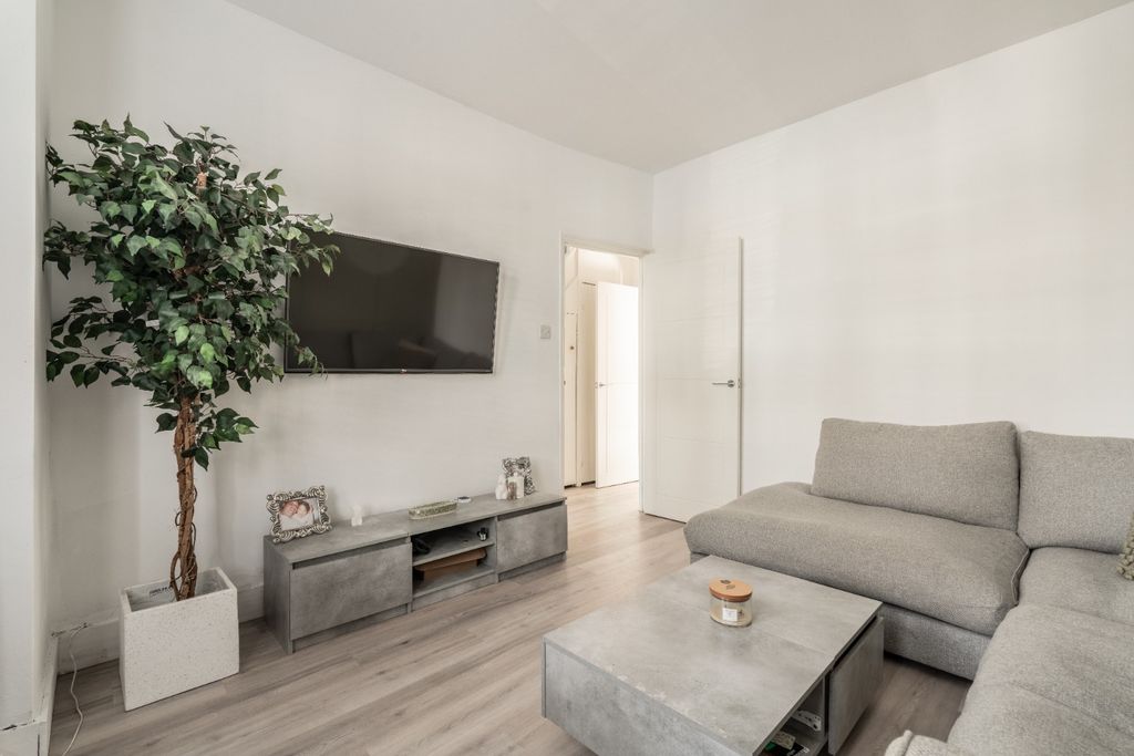 Property photo 3 of 14 5054534