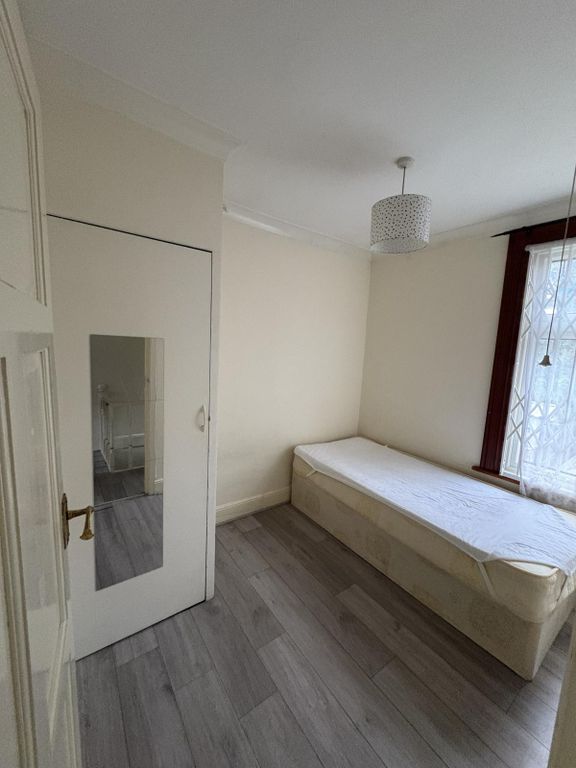 Property photo 2 of 8 Bedroom