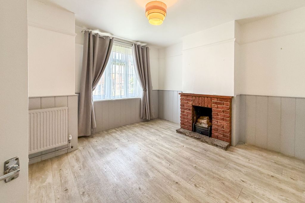 Property photo 2 of 16 126 Gunville Road, Newport, Isle Of Wight, Po30 5Lh