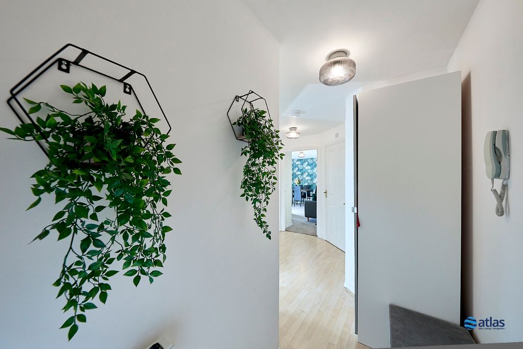 Property photo 2 of 14 Hallway
