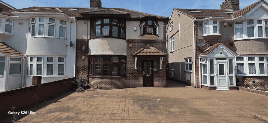 Property photo 1 of 13 4 Bed Semi-Detached House To Rent Shelley Crescent, Hounslow Tw5