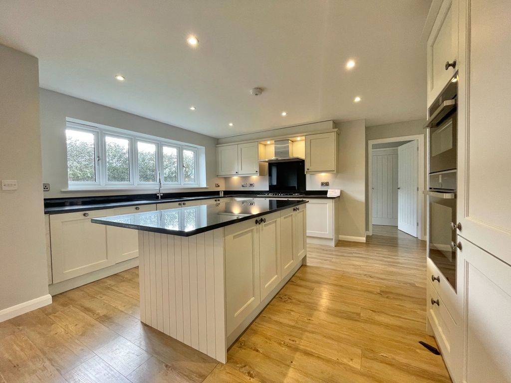 Property photo 2 of 32