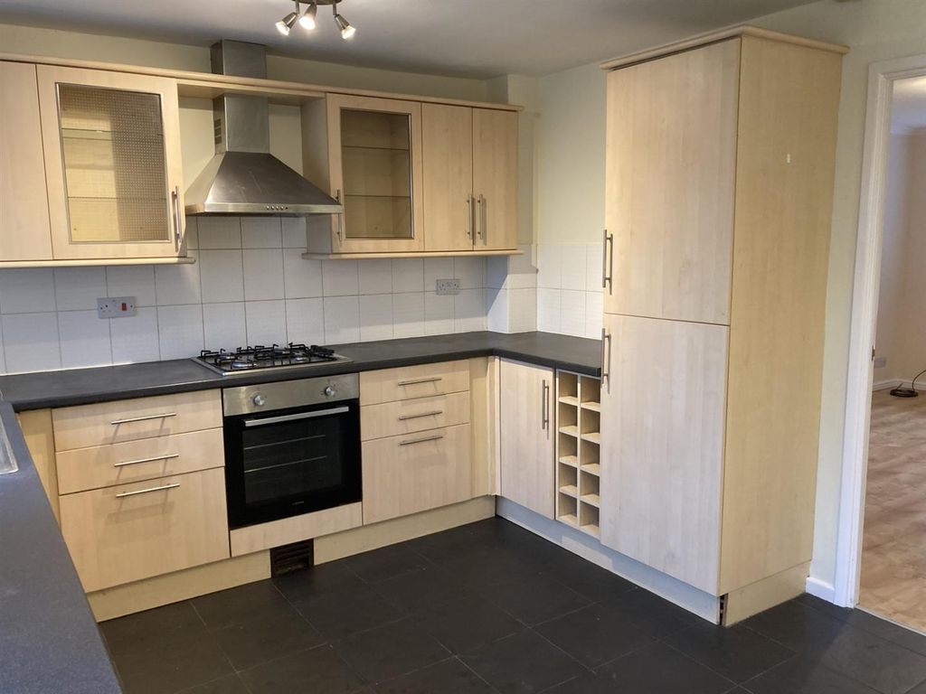 Property photo 3 of 11 Kitchen 2.Jpg