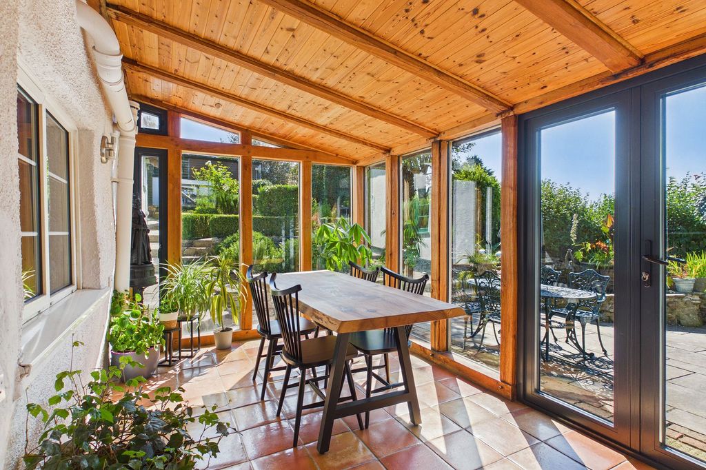Property photo 2 of 35 Garden Room