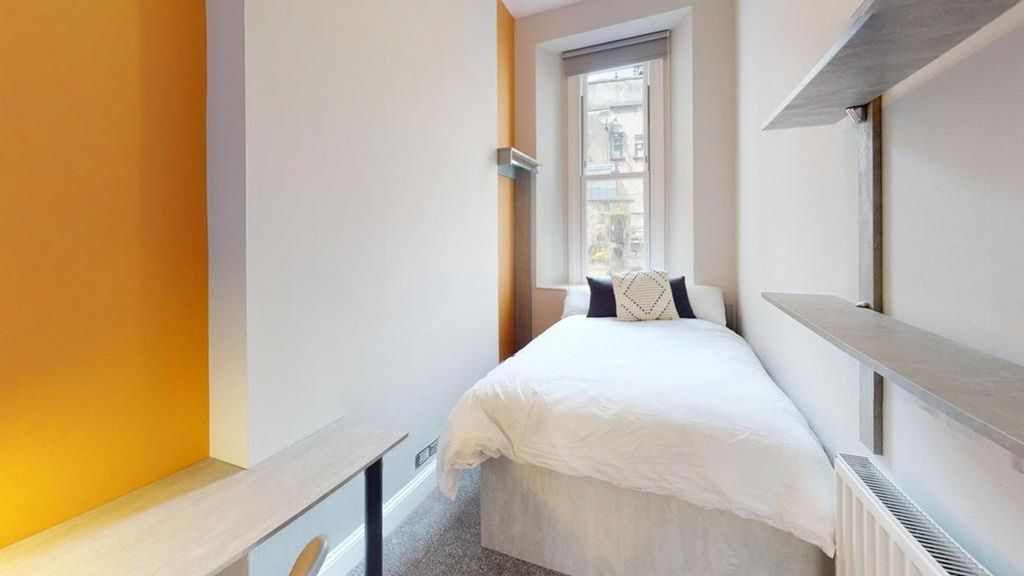 Property photo 3 of 18 A Bright And Tidy Single Bedroom With Modern Decor...