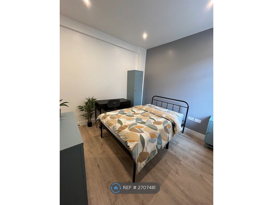 Property photo 1 of 19 Room 2