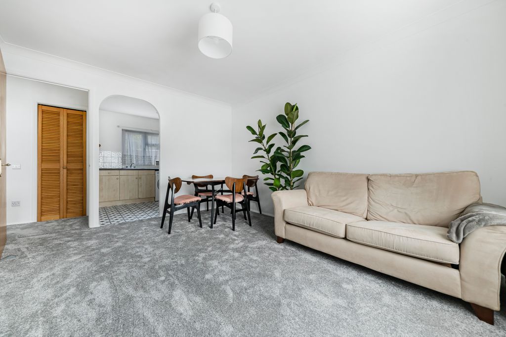 Property photo 2 of 13 Lounge (3)