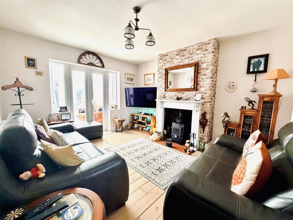 Property photo 2 of 33 Lounge