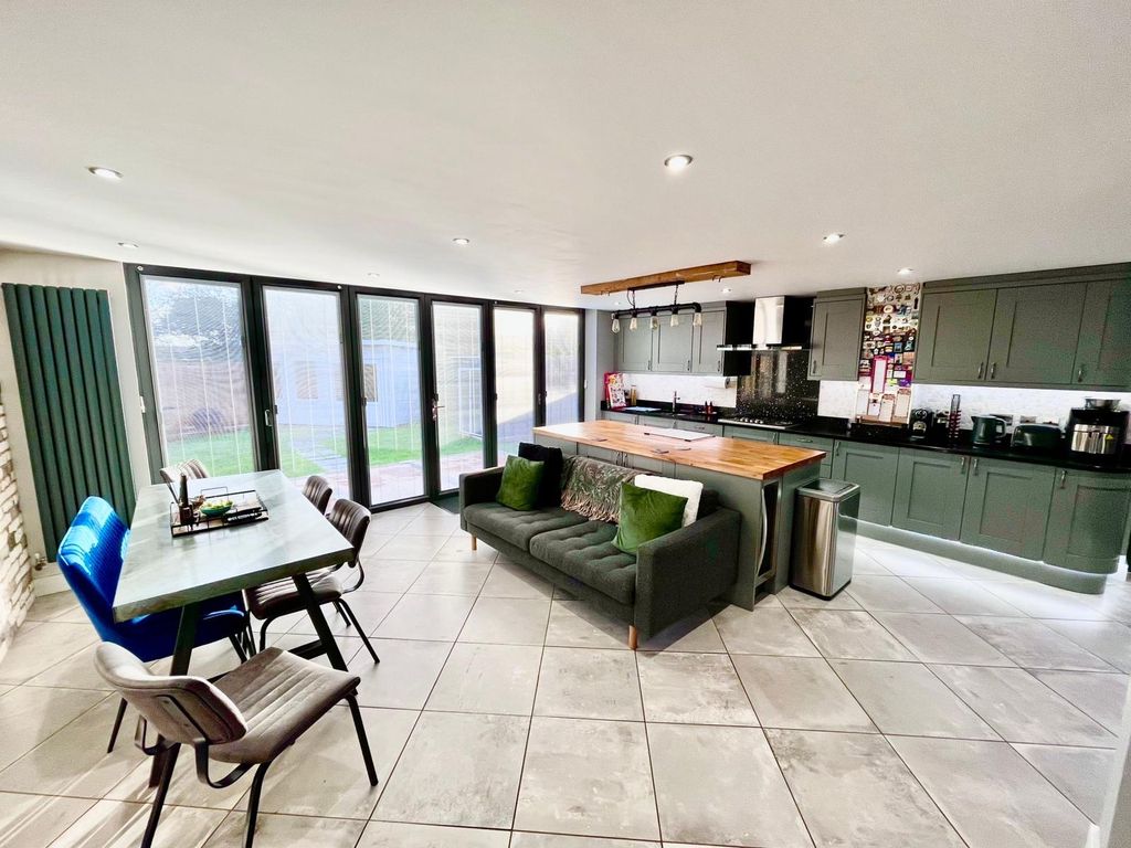 Property photo 2 of 25