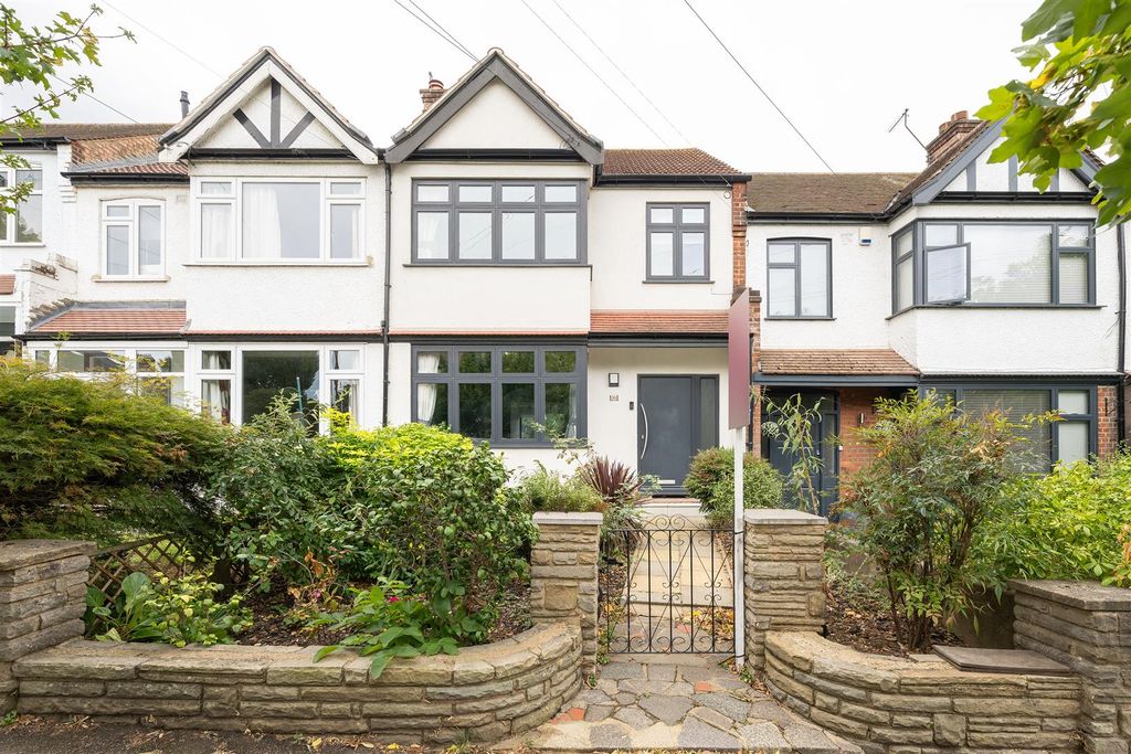 Property photo 1 of 32 Waverley Avenue, E4