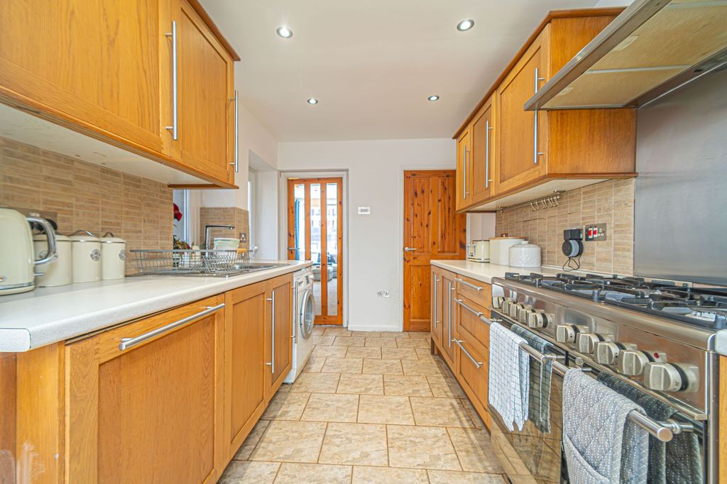 Property photo 2 of 33