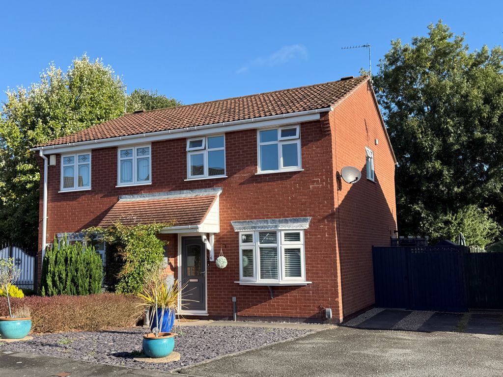 Property photo 1 of 9 6 Newquay Close, Hinckley