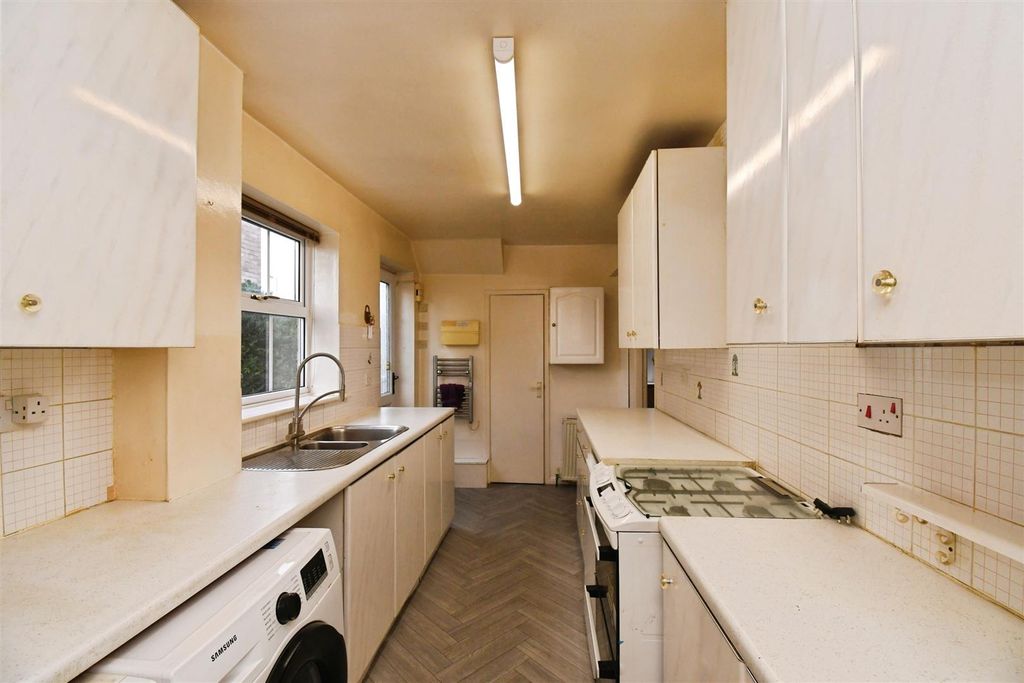 Property photo 3 of 17 Fitted Kichen