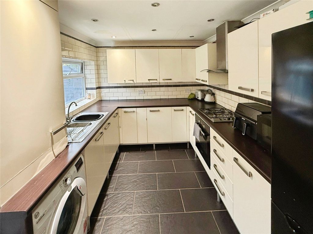 Property photo 3 of 9 Kitchen