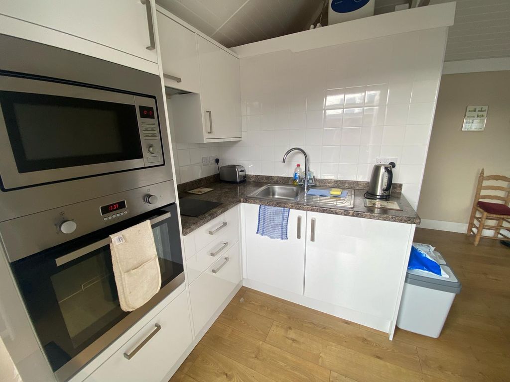 Property photo 2 of 11 Kitchen