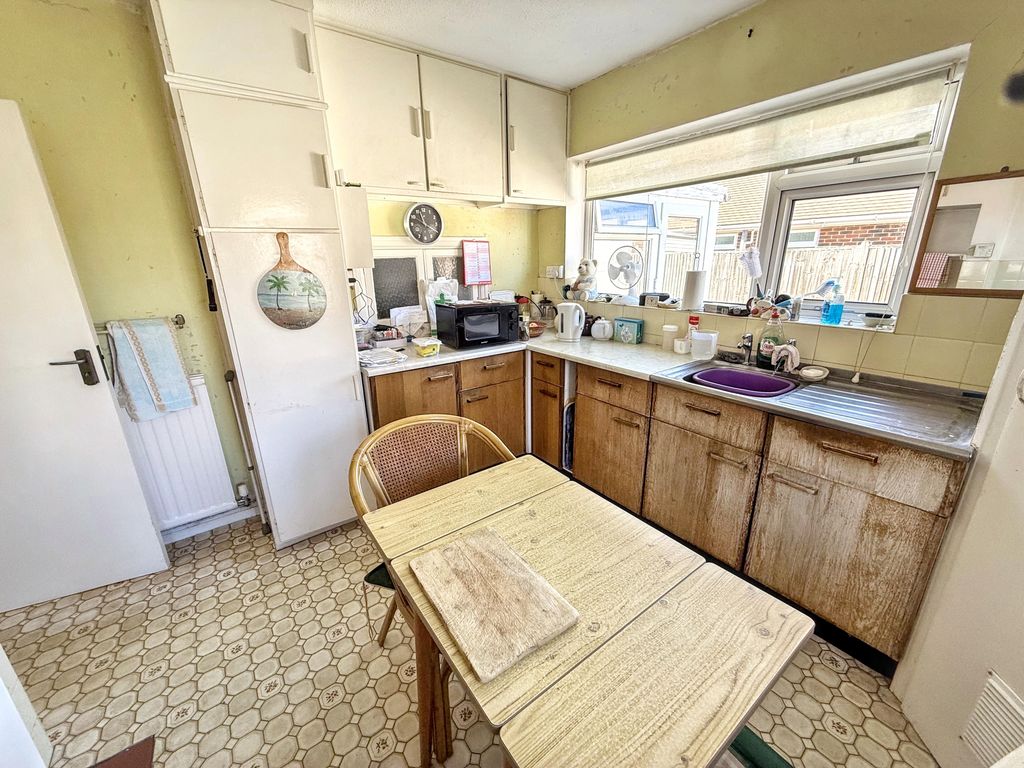 Property photo 3 of 18 Kirkland Close Kitchen 2