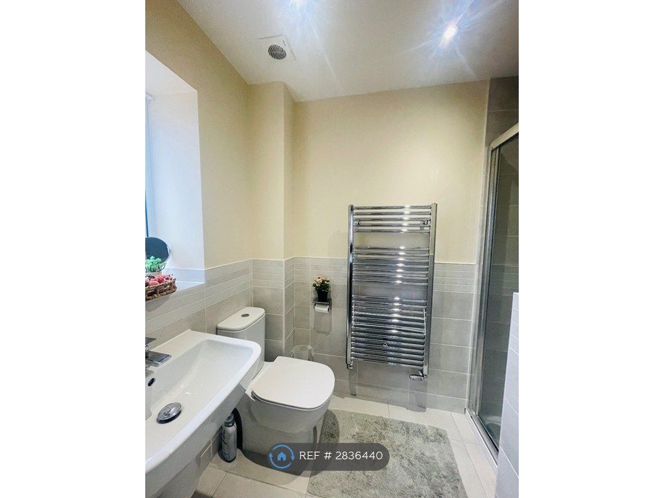 Property photo 3 of 10 Your En-Suite Bathroom