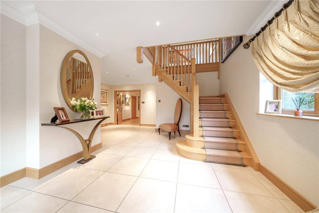 Property photo 2 of 25 Entrance Hall