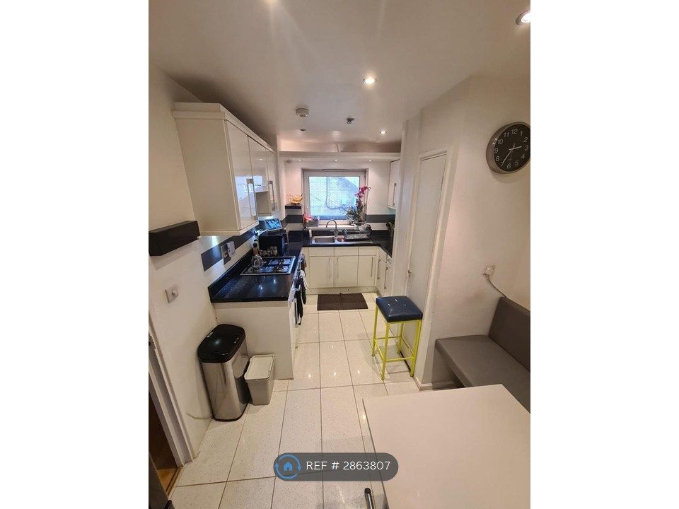 Property photo 3 of 13 Kitchen