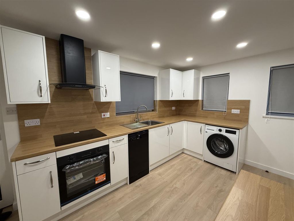 Property photo 2 of 17 67Bdefce-9732-47A1-A2Ca-B830A0E66085.Jpg